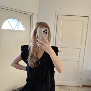 Svart blus - Säljer denna så fina svarta blusen❤️ använd en gång