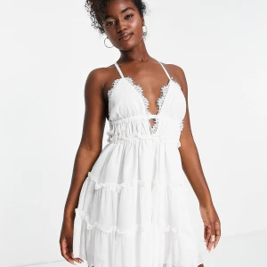 Vit klänning/studentklänning - Säljer denna jättefina klänning då den inte passade och jag glömde skicka tillbaka den. Pris går att diskutera. Originalpris låg på 539kr.