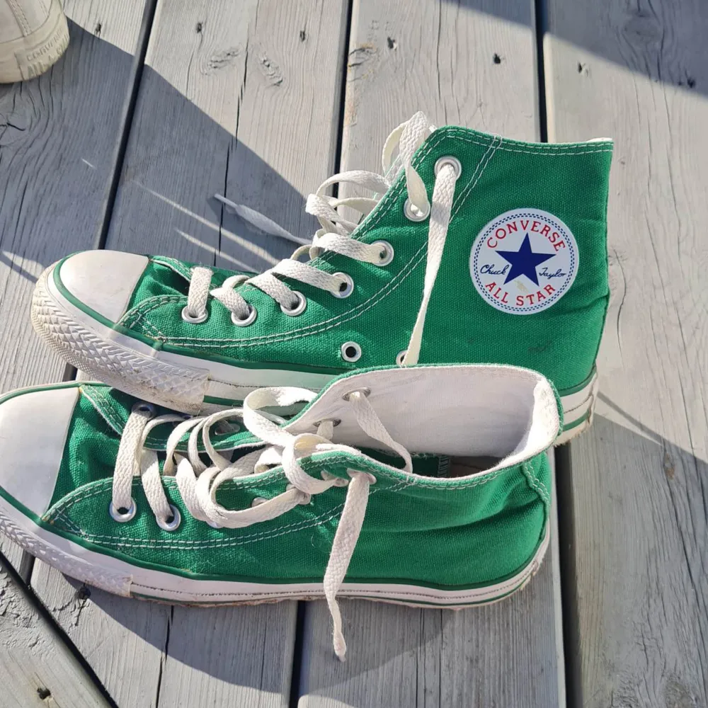 Superfina gröna converse, säljer pga för små. (Tvättar såklart sulan innan jag skickar dem)  Storlek 37,5. Skor.