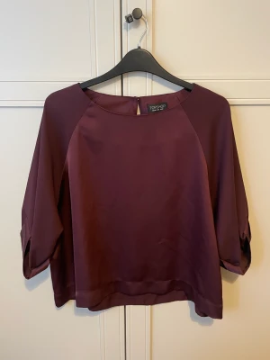 Vinröd blus från Topshop - Flowy material, som silke En liten fläck på ärmen