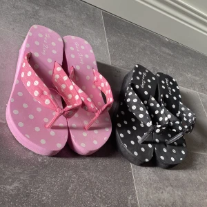 Foppatofflor (prickiga)  - Säljer mammas gamla tofflor, säljer tyvärr inte enskilt, antingen både/ inget. Kontakta gärna om du har frågor. Perfekta för sommaren.