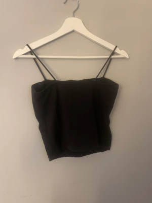 Svart linne - Ett svart linne från Gina 