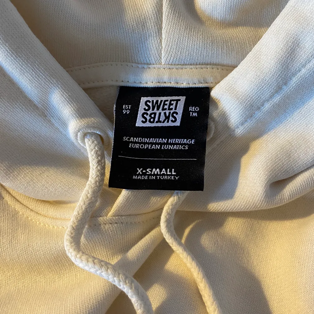 Helt ny Sweet Sktbs hoodie i storlek XS, jag uppfattar den mer som en S. Snygg passform och skönt material. Kommer dock aldrig till användning.🦒💕 Inga defekterer!. Hoodies.