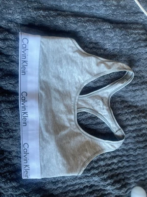 Calvin Klein topp - Calvin Klein topp i storlek M. Aldrig använd bara testad.