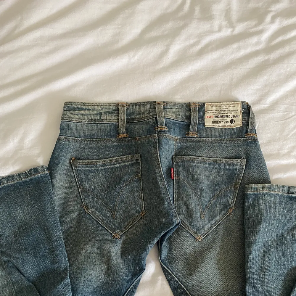 Säljer nu mina lågmidjade levi’s jeans som är köpta på sellpy innan säljer dom pga att dom var försmå  Storlek: 25/30  Säljer jeansen för 400kr men kan sänka priset💓💓. Jeans & Byxor.