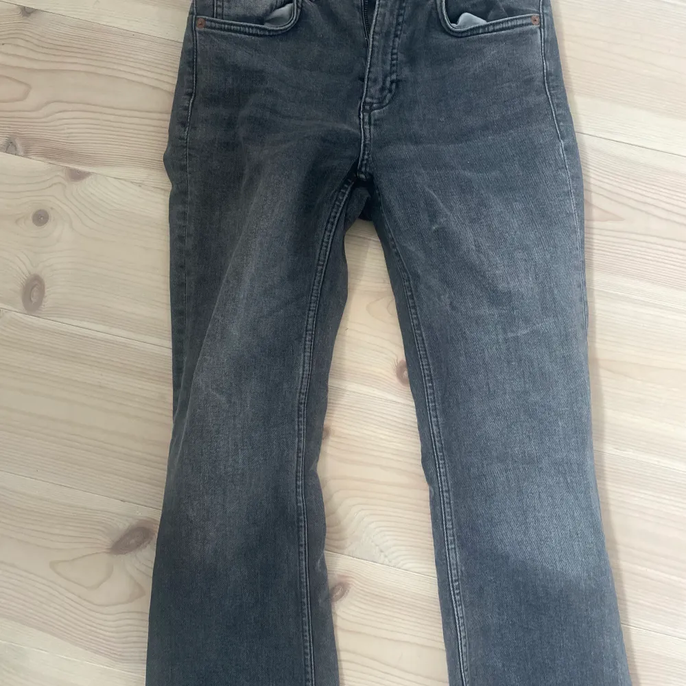 Säljer ett par svarta/mörkgråa jeans från zara eftersom dem blivit för små. Använd få gånger. . Jeans & Byxor.