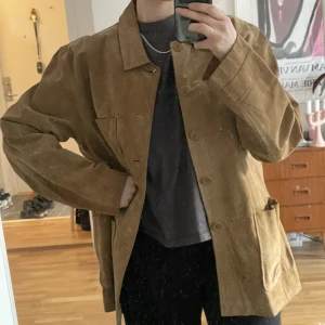 Mockajacka vintage - Vintage mockajacka i underbar kamelfärg. I herrmodell storlek XL men passar fint oversize på mig som är en M (1,78 cm lång). Liten fläck vid bröstfickan (se bild 3), men inget som stör. Otroligt fin!!