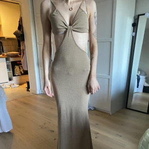 Ljus brun/beige lång klänning - Oanvänd