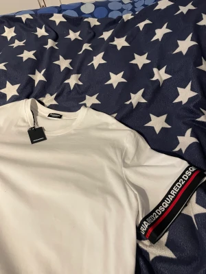Dsquared t-shirt - En helt ny dsquared tisha jag fick från min polare som jobbar i butik. Sitter som Large. Nypris 1090kr och kan säljas för 250kr, vilket är otroligt bra.