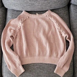 Stickad rosa tröja - Bra skick, använd. Smuts rosa. Storlek S. Stickad. Lite genomskinlig. H&M DIVIDED 