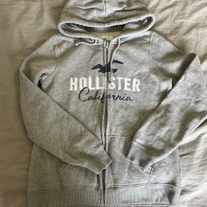Tröja - Jätte fin grå hollister kofta, lite använd men super skön   Köp varan via köp nu!