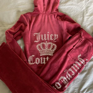  Juicy couture  - Jätte fin och skön röd mjukis dress från märket juicy couture. Storlek M  Köp varan via köp nu! 