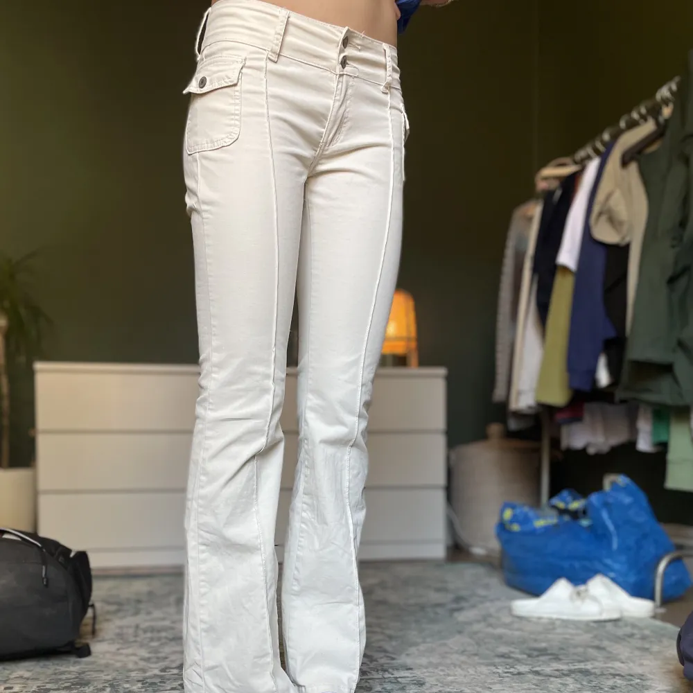 Säljer dessa knappt använda jätte söta jeans från Brandy Melville då de inte kommer till andvändning. Midjemått 76 cm, innerbensmått 84 cm.. Jeans & Byxor.