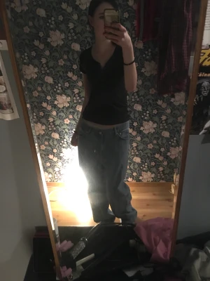Baggy jeans - Så så så snygga baggy jeans, sweet sktbs❤️ strl S. Använda Max 2 gånger, tyvärr har dom bara hamnat i garderoben. Jag är 168 cm💝 