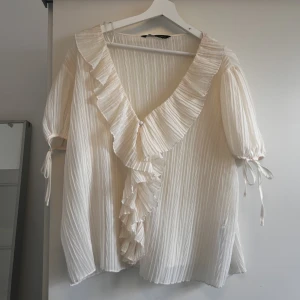 Blus - Fin beige blus från zara, storlek M😇aldrig använd! 