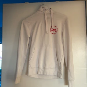 lee hoddie - En vit hoddie från Lee! Xxs men sitter kanske som S
