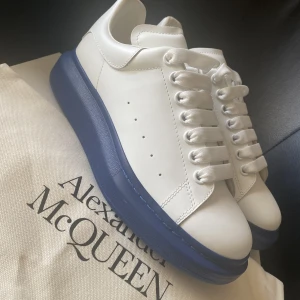 Alexander McQueen - Alexander McQueen Storlek 40,5 fit 41 Nypris: 4-5k Mittpris: 3000kr Condition: Oanvänd 