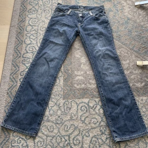 Jeans  - Snygga lågmidjade dolce gabbana jeans med diamanter, några få har låsnat. Midjemått rakt över: 41cm. Innebenslängden: 80cm.  Jag köpte dom på plick men dom var tyvärr för stora för mig därför säljer jag dom igen. 