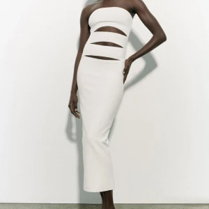 Vit Klänning  - Jättefin klänning ifrån zara. Helt oanvänd. Storlek L men är mer som en M. (Lånade bilder)