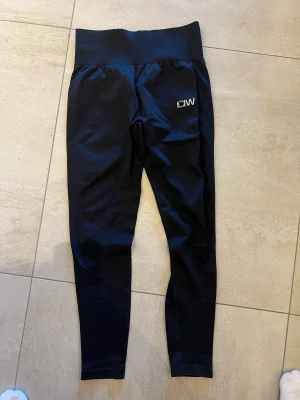 ICIW Träningstights - Svarta tights från ICIW. Endast använda två gånger på grund av fel storlek. Storlek S