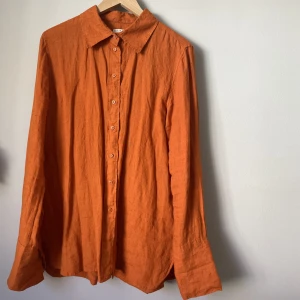 Linneskjorta - Så fin rostfärgad/orange linneskjorta från ginatricot, använd några få gånger så som ny. Storlek S🤗