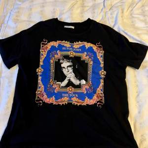 En svart tröja från Zara med Elton John på. Använd ett fåtal gånger 