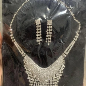 Fest smycke - Helt oöppnad/ oanvänd fest smycke. Finns att hämta i Järfälla eller i Odenplan. 