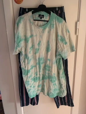 Batikmönstrad t-Shirt - Batikmönstrad t-shirt Jätteskön.