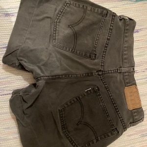 Levis jeans  - Gråa levis jeansshorts perfekta till sommaren. Säljer då de är för små. Pris går att diskutera