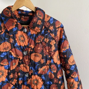 Vadderad kappa - Säljer nu min fina vinterjacka från monki, saknar tecken på användning! Är 165 cm och går nedanför knäna på mig. Nypris var 800kr, slutsåld på monki. 