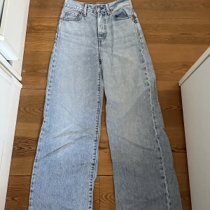 Levi’S jeans - Ett par Jens från levi’s. Modell: ribcage wide leg storlek 25.