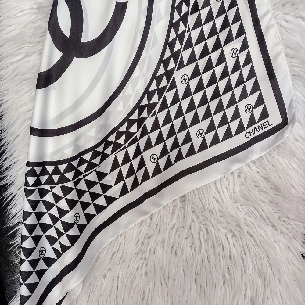 Chanel scarf 70x70 , 100% silk-seta-soie . Övrigt.