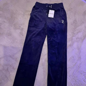 JUICY COUTURE - Säljer dessa superfina juicy pga ingen användning. Det är samma byxor och min bild på annonsen. Har dock tagit av lappen på byxorna men kan skicka bild på den. Även skicka med på posten. Kan byta mot ett par andra juicy i strl S/M fickor/glitter