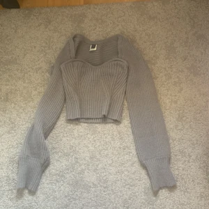 Stickad två delad top - Jätte fin två delad top som är nästan helt oanvänd. I bra skick och bekväm. Passar XXS/XS/S