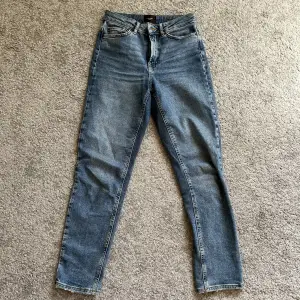 Snygga och stilrena jeans från Vero Moda med klassisk snygg tvätt. I bra och använd skick, med viss slitage i benkant. Storlek W26 L32. 
