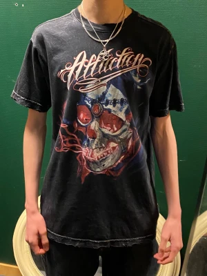 Affliction Limited Tee - Säljer nu en till affliction tröja då förra blev såld så fort. Då detta bara blir större och större inom underground scenen så kommer mer in på min plick i framtiden så höll ett öga på det