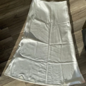 Satin kjol - Satin liknade kjol från SHEIN, knappt använd. Storlek S🫶🏼 Hör av er vid frågor, pris kan diskuteras 