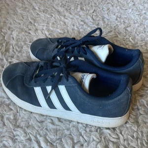 Adidas skor - Sparsamt använda och fina adidasskor inköpta sommaren 2022! Säljes på grund av att de inte används. 