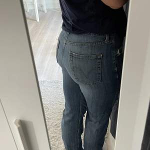 Intressekoll på mina skit snygga Levis jeans som är köpta från plick, fick igentligen fel jeans av köparen men de var någon som jag märkte nyss. Storlek W32 L34 så dom är långa på mig som är 175, hör av er vid frågor🫶🏼