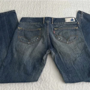 Levi’s - Sällsynta Levi’s jeans från bluestar kollektionen. Lågmidjade och utsvängda! Säljer då dem inte passar mig. Står tyvärr ingen storlek. Innerben: 76cm  Ytterben: 96cm midjans diameter: 89cm 