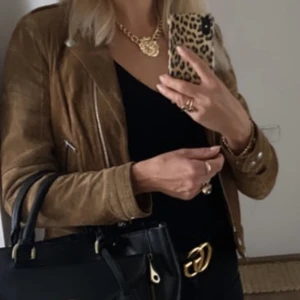 Smyckesstett i 2 delar - Fint smyckessett, kort halsband och armband i lejonhuvud. Tyvärr så har den inte kommit till användning för mig och hoppas att den får en ny ägare. Se mina övriga aktioner! ❤️