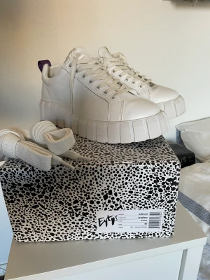 Eytys Odessa - Säljer ett par Eytys Odessa Leather White i storlek 40. De säljs då de inte kommer till användning. Endast använda några fåtal gånger