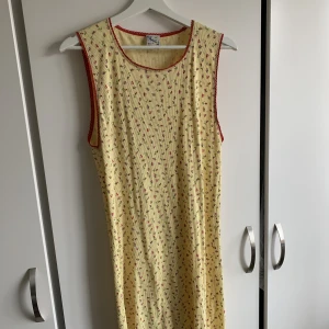 Gul blommig klänning - Söt blommig klänning 