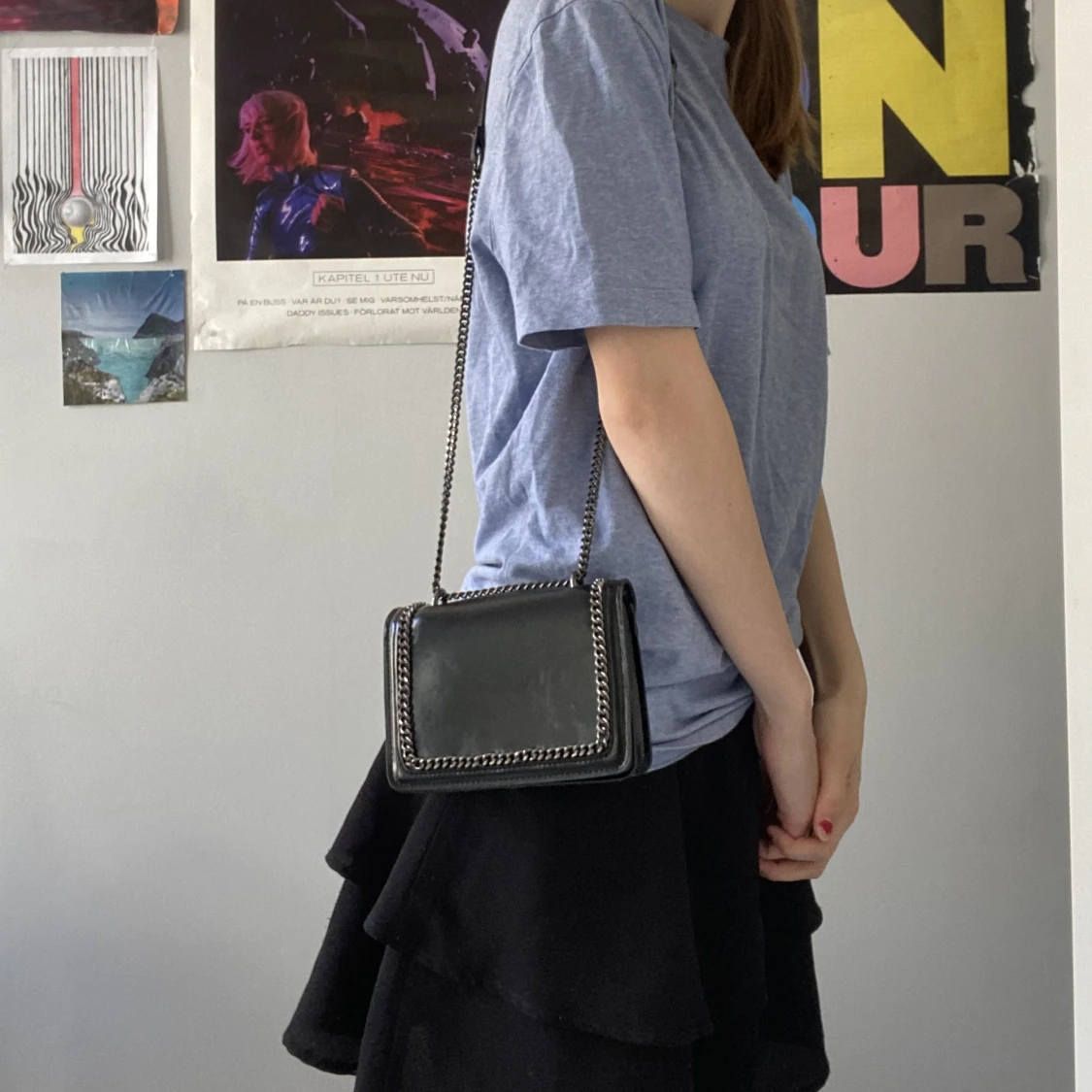 Svart axelväska med kjedjedetaljer