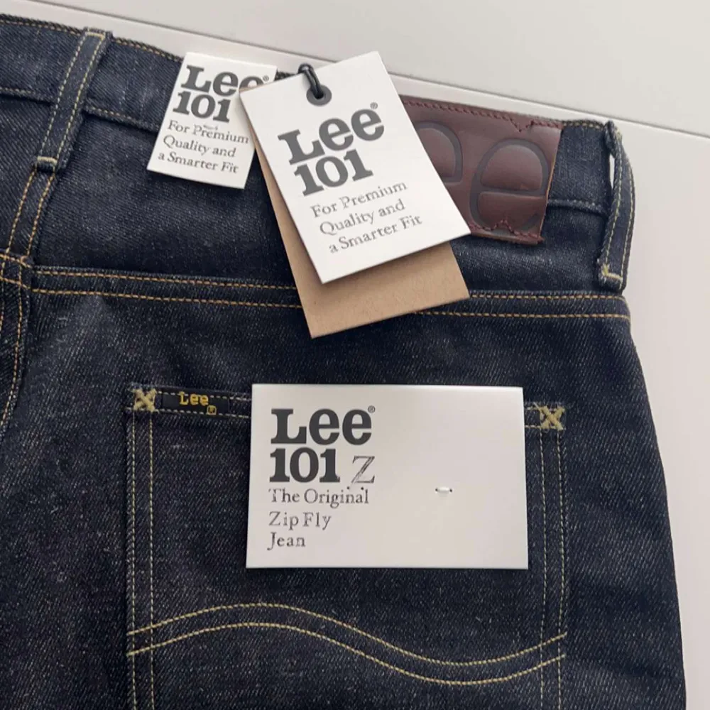 Säljer dessa Lee jeans som är helt oanvända i storlek 32/32.  Ny priset på de är 2000kr men jag säljer de för 1000kr . Jeans & Byxor.