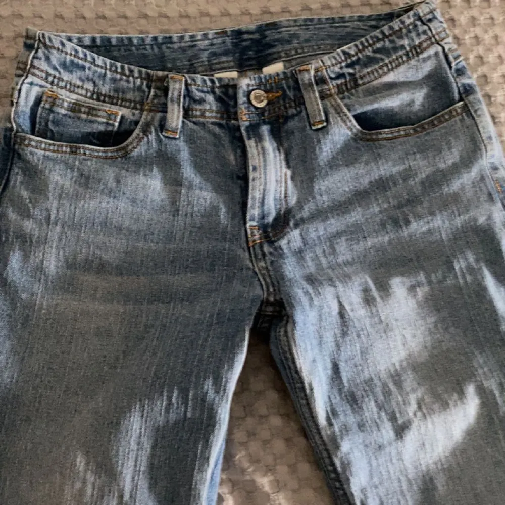 Säljer dessa low waist jeans från brandy, tror ej de säljs längre. Köpte för ca 400kr. Säljer för 200. Använt en gång. Skulle säga att det är strl S, funkar på XS om du vill ha lite oversized. . Jeans & Byxor.