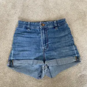 Jeans shorts i storlek 32 från H&M. Lite slitna där bak därav priset! 🥰 tryck gärna på köp nu!