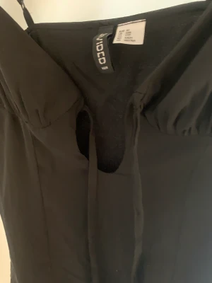 Svart klänning - Fin svart kort klänning med snörning. Endast använd en gång. Super fin till sommaren. Nypris: 199kr. Skriv för frågor osv💓