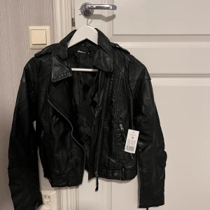 Skin jacka str 38-40 - Helt ny skinn jacka imitation strl 40  passar även str 38 , endast provade ny pris 599kr prislapp är kvar från Gina.