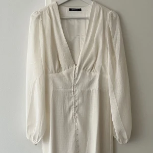 Klänning från Gina tricot - Sommarklänning från Gina tricot. Storlek 40. Använd en gång. 